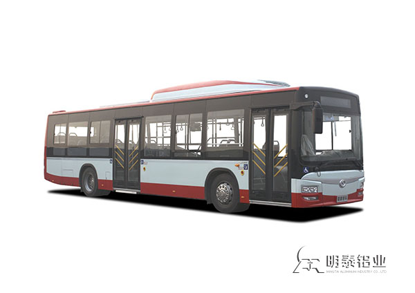 ?行驶在城市中的铝制客车，携手共筑绿色城市